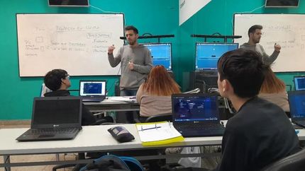 El Punto Digital está sobre la Avenida Presidente Perón y Recondo.