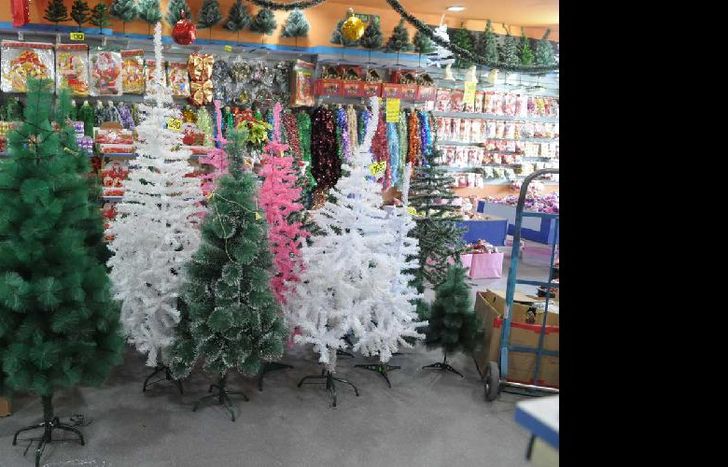 los bazares y regalerías del centro ya se encuentran ambientados para la ocasión, a la espera de que las ventas superen las expectativas.