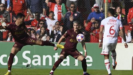 Sánchez Miño no alcanza a conectar el balón. Sánchez Miño no alcanza a conectar el balón.