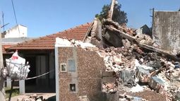 La pared de la fábrica cayó sobre la casa lindera.