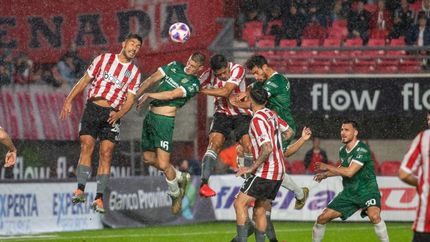 Cabrera intenta cabecear ante la marca de Luciano Lollo, su excompañero.