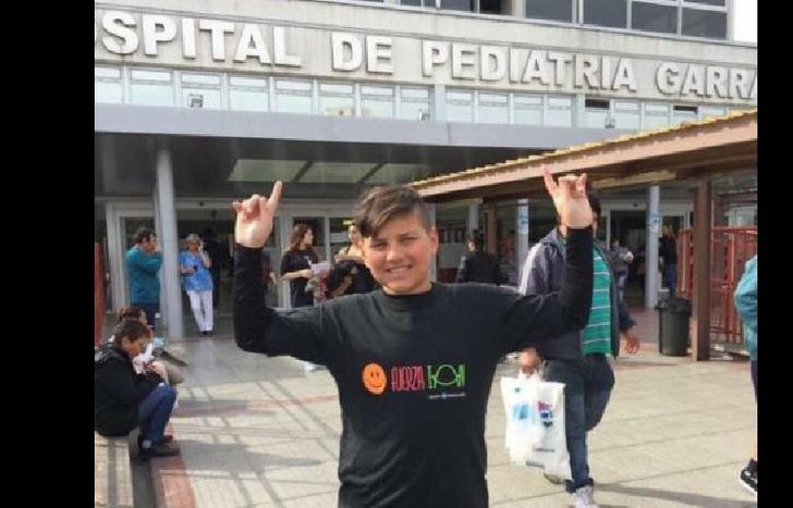 Ian tuvo leucemia cuando tenía 5 años y tras recuperarse prometió volver a ayudar a los chicos del hospital donde fue tratado.