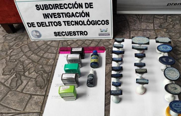 Sellos incautados en el allanamiento.