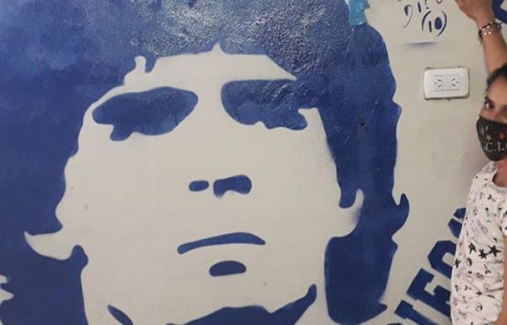 Vanina González junto al mural en la institución de Fiorito.