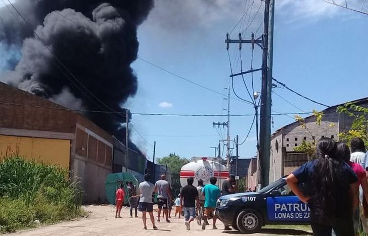Los vecinos siguieron con preocupación el incendio.