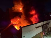 Alrededor de 50 bomberos trabajan arduamente en Villa Centenario.