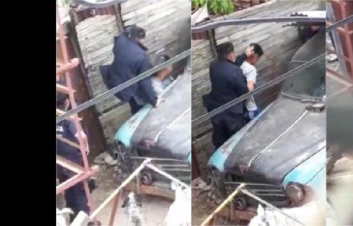 El menor fue atacado tras ser reducido con las esposas.