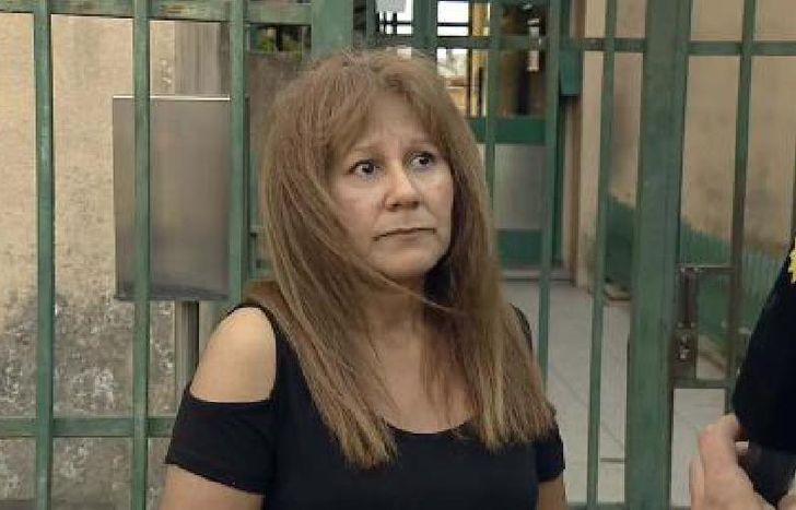 La mujer fue luego auxiliada por los vecinos que alertaron a la policía y llamaron a una ambulancia.