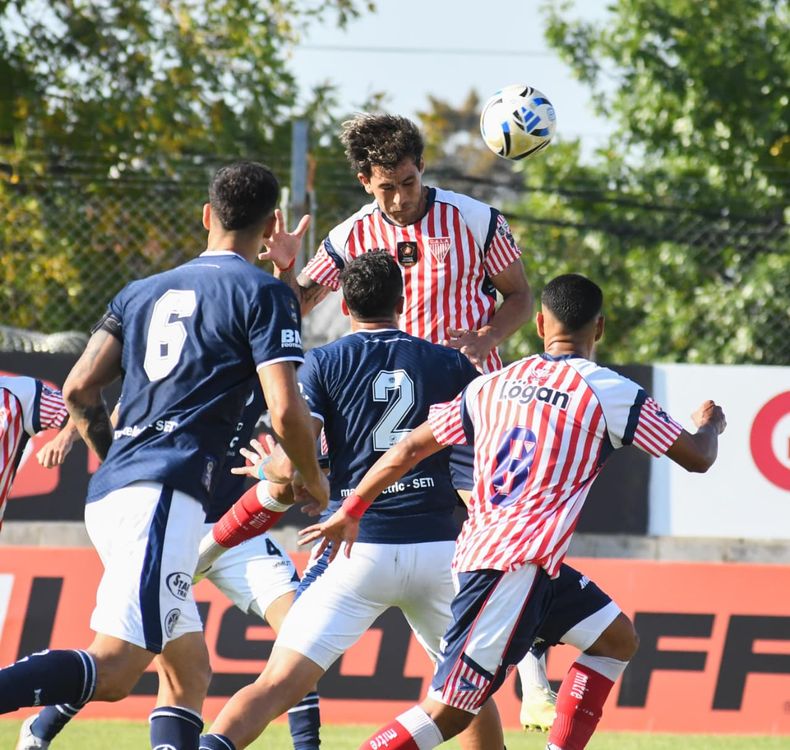 Cabezazo goleador de Mauricio Asenjo. Cabezazo goleador de Mauricio Asenjo.