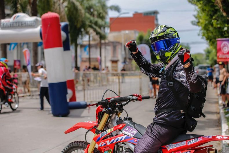 Emilio, el profesor de Lomas que corrió su primer rally en moto.