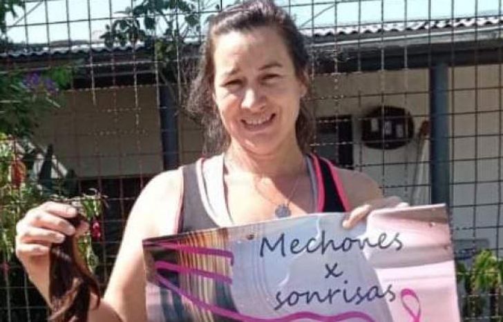 Tarea cumplida: una vecina luego de donar y ayudar en la causa.