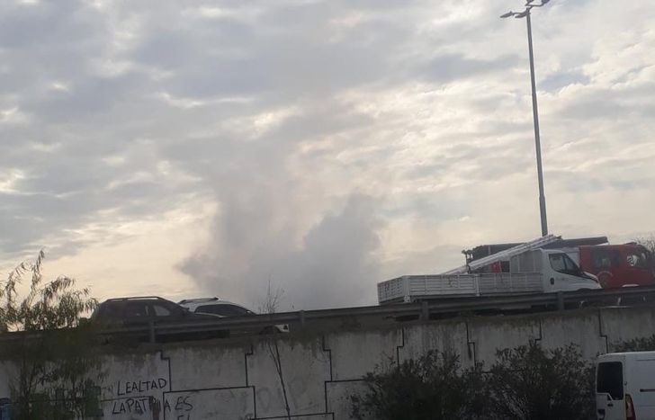 El incendio complicó el tránsito sobre Camino Negro.