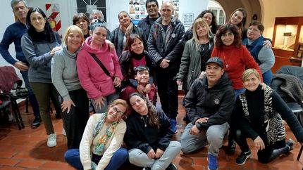 Todos los lunes se juntan en pleno centro de Lomas.