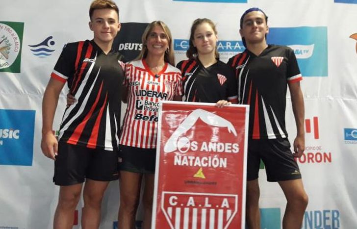 Juan, Luana y Ezequiel, junto a su entrenadora.