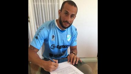 El uruguayo, con la camiseta del Celeste, al momento de firmar su contrato. El uruguayo, con la camiseta del Celeste, al momento de firmar su contrato.