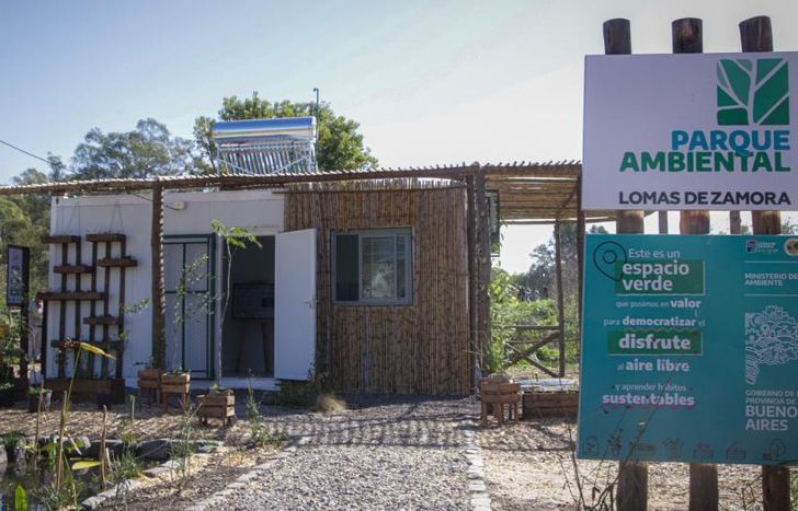 Tiene un aula sustentable, una compostera comunitaria y un invernadero.