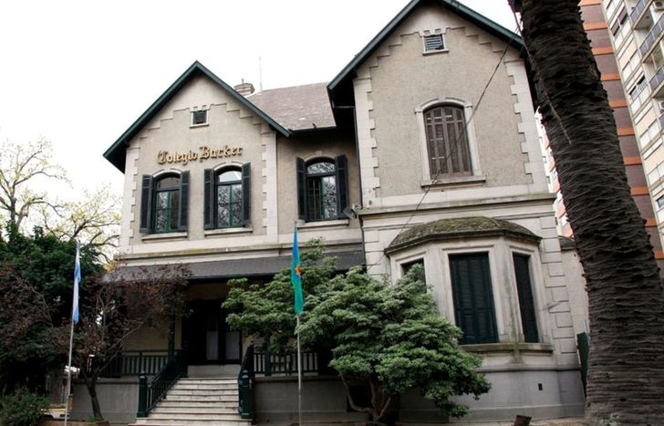 El edificio, sobre la avenida Meeks.