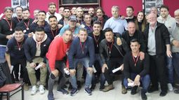 Medallas y diplomas para los campeones.