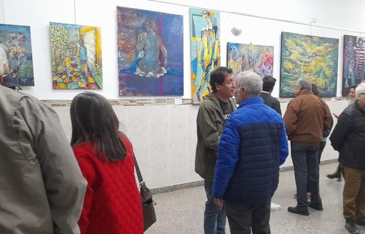 El arte invade las paredes del Club Pescadores de Lomas gracias a este espacio.