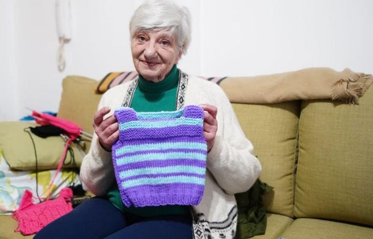 Ya tejió un centenar de chalecos y quiere continuar con esta labor social.