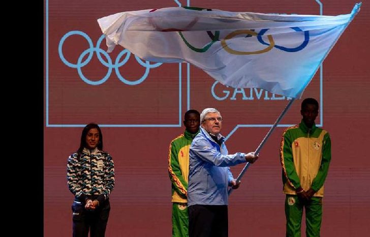 Flamea la bandera olímpica en el cierre de los Juegos realizados en la ciudad de Buenos Aires.