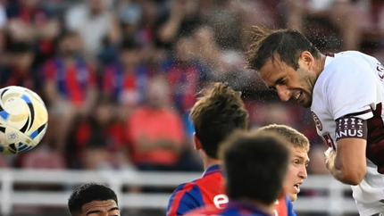 De cabeza, Carlos Izquierdoz marcó el segundo gol de Lanús. De cabeza, Carlos Izquierdoz marcó el segundo gol de Lanús.