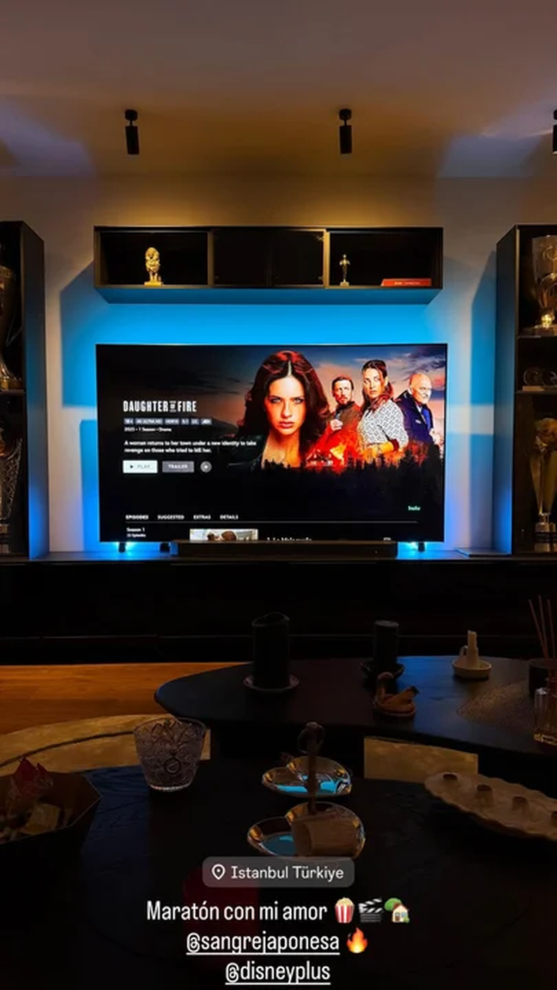 La China Suárez y Mauro Icardi, en Turquía, viendo la serie de Disney. 