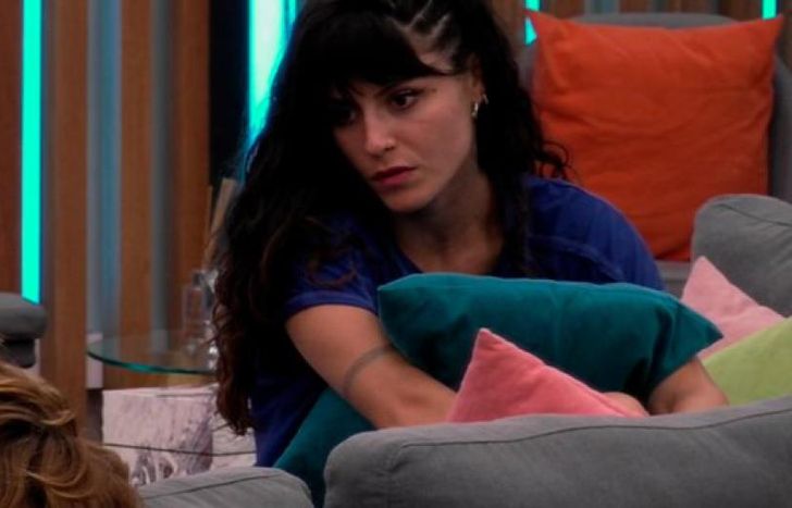 Larcha charla entre hermanos.