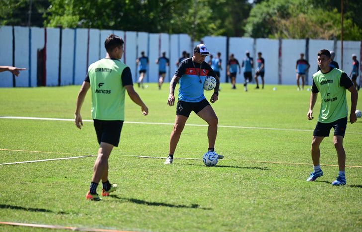 Pablo Nieva tiene completo el plantel de Brown de Adrogué.