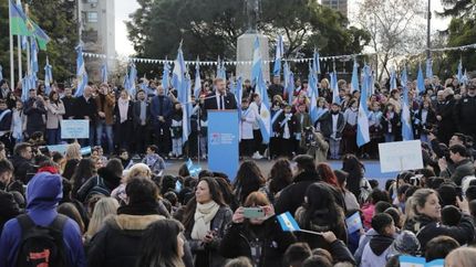 Emocionante acto con miles de chicos de escuelas lomenses. Emocionante acto con miles de chicos de escuelas lomenses.