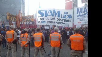 los trabajadores de siam se movilizaron para repudiar la represion