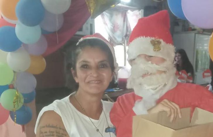 Papá Noel dijo presente en Fiorito, para felicidad de los chicos.