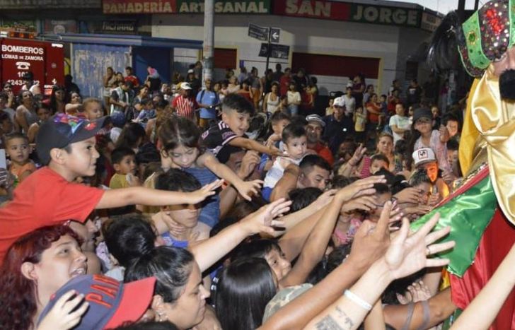 Miles de familias se acercaron al centro comercial de Fiorito para ver a los Reyes Magos.