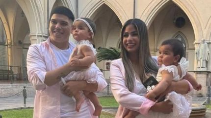 La pareja y sus gemelas.