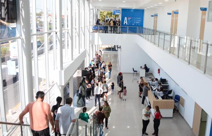 Hay una guardia para adultos y pediátrica que funciona las 24 horas.