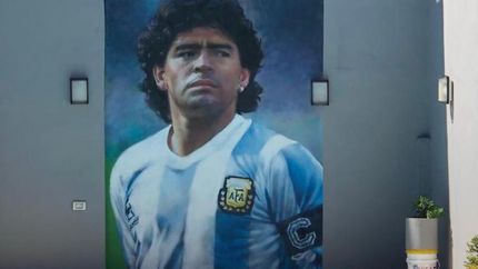 es fanatico de maradona y se hizo un mural en su casa