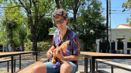 Lanza su primer disco en solitario.