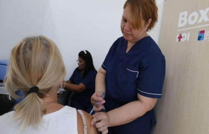 Vacunan en los dos Hospitales de Diagnóstico Inmediato.