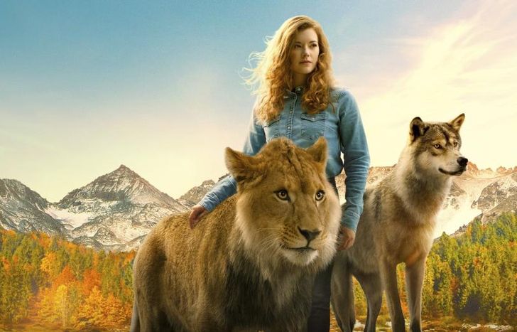 Una joven y dos animales huérfanos.