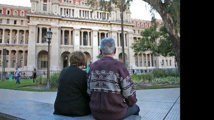 con 7 mil firmas, jubilados presentaron una demanda colectiva contra el cambio de la formula de movilidad