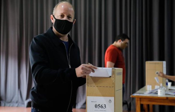 Martín fue a votar acompañado de su familia.