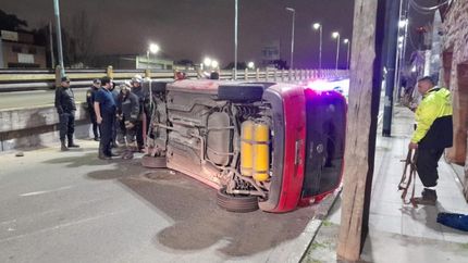 Impresionante vuelco de un auto durante la madrugada en Juan XXIII.