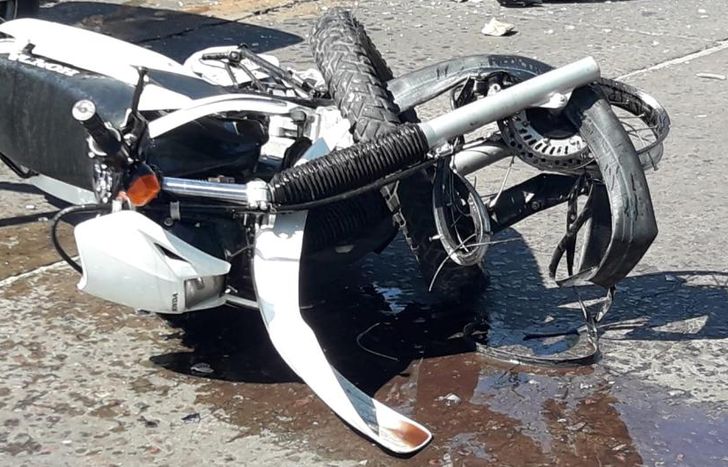 La moto en la que iba el joven, tras el choque.