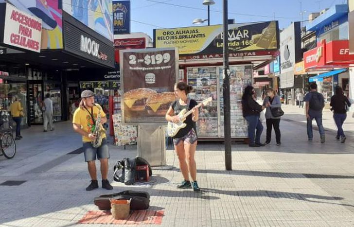 Cecilia e Iván se ganan la vida gracias a la música.
