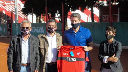 Calleri visitó las instalaciones del club y se llevó una remera. Calleri visitó las instalaciones del club y se llevó una remera.