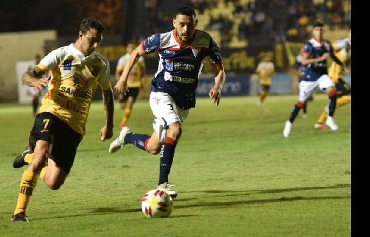Por las bandas, con González y Ruiz, el local lastimó bastante.