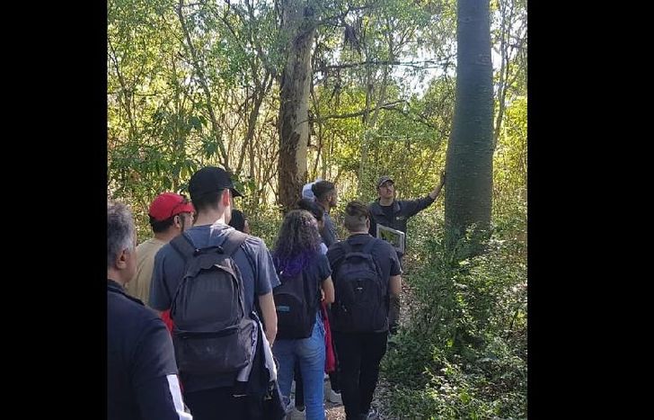 estudiantes visitan la reserva.