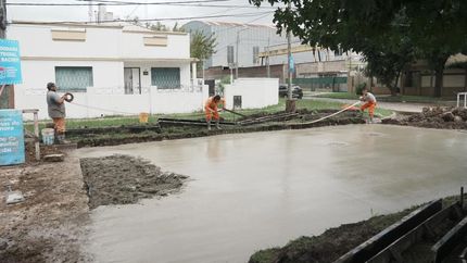 Trabajos sobre las calles Ucrania y Magallanes, en Llavallol.