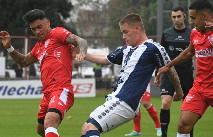 Federico Martínez disputa la pelota.