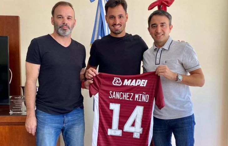 El refuerzo granate posó con el presidente Chebel.